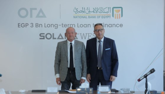 جانب من التوقيع