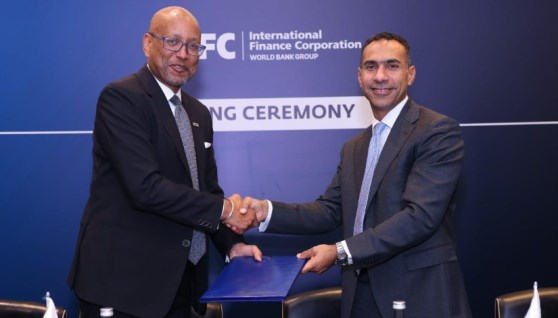 جانب من التوقيع