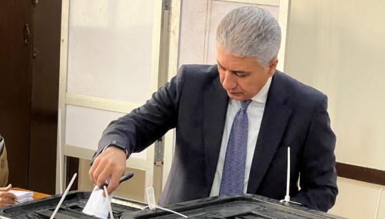 وزير السياحة يدلي بصوته 