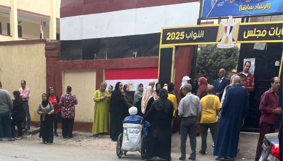 مواطن على كرسي متحرك يدلي بصوته في المطرية