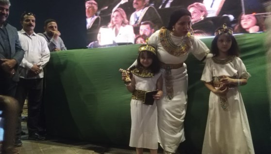 "بالزي الفرعوني" .. أسرة مصرية تحتفي  بافتتاح المتحف المصري