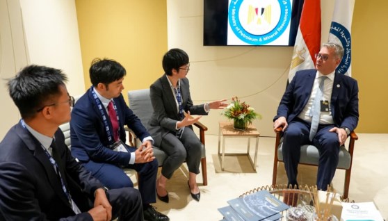 وزير البترول خلال مباحثات هواوى