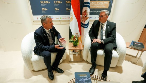 وزير البترول خلال اللقاء 