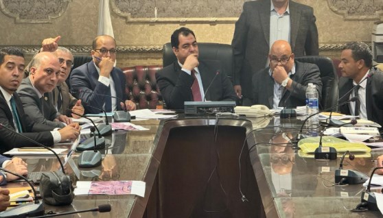 جانب من اجتماع وحدة دعم المصدرين والمستثمرين