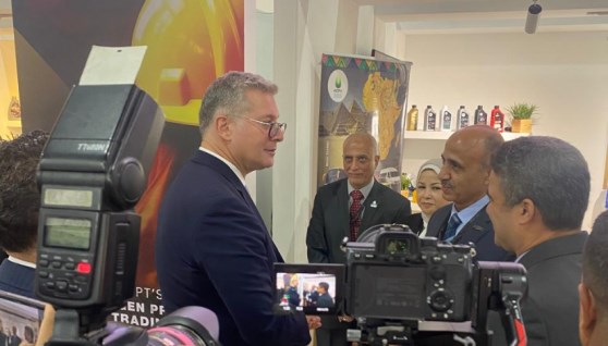 وزير البترول خلال تفقده لجناح شركة "أكبا"