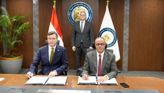 جانب من توقيع الاتفاقية بين هيئة البترول وإيني الإيطالية 