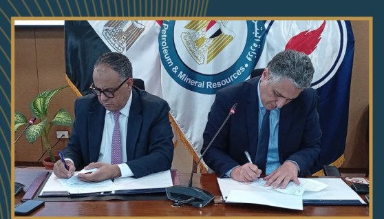 جانب من التوقيع بين هيئة البترول وإكسون موبيل