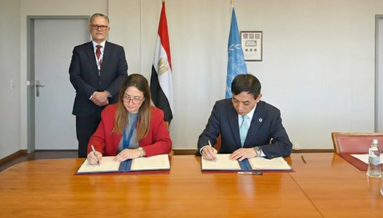 جانب من توقيع اتفاقية بين هيئة البريد واتحاد البريد العالمي