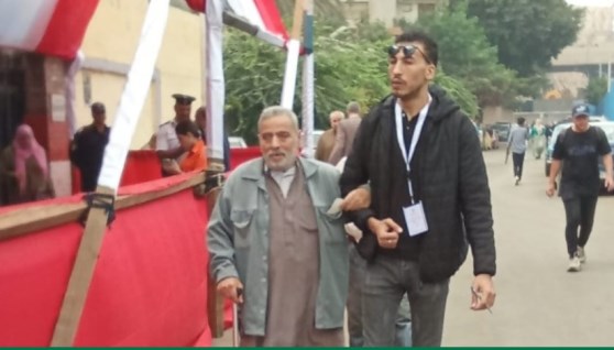 ابن يصطحب والده المسن للمشاركة في انتخابات مجلس النواب بالجيزة 
