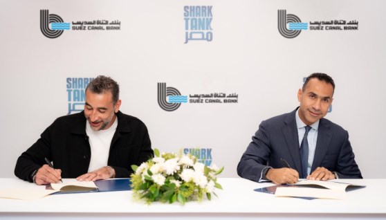 جانب من توقيع العقود