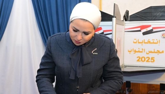 السيدة انتصار السيسي تُدلي بصوتها فى انتخابات مجلس النواب 2025