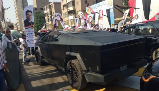 سيارة "تسلا" كهربائية