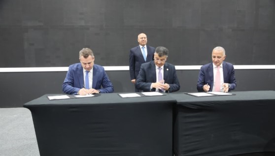  توقيع عقد إدارة وتشغيل شبكة القطار الكهربائي السريع