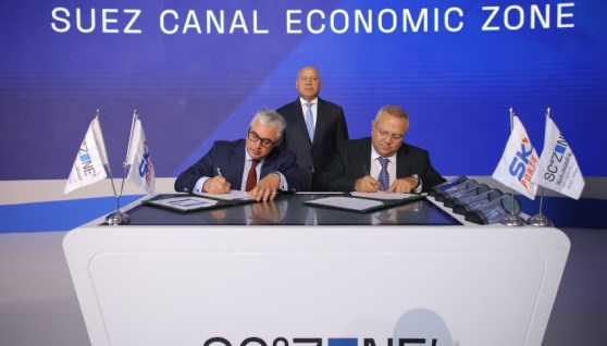 جانب من عقد اتفاقية بين المنطقة الاقتصادية لقناة السويس وشركة سكاي بورتس 