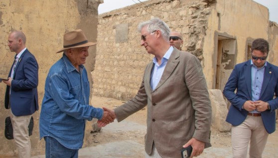 زاهي حواس يستقبل ملك بلجيكا في سقارة