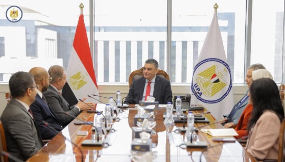 رئيس هيئة الشراء الموحد مع وفد شركة أسترازينيكا