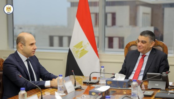 رئيس الهيئة للشراء الموحد خلال اجتماعه مع شركة باير الألمانية