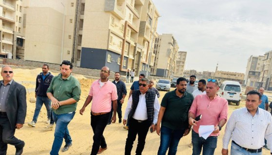 رئيس جهاز حدائق أكتوبر خلال الجولة