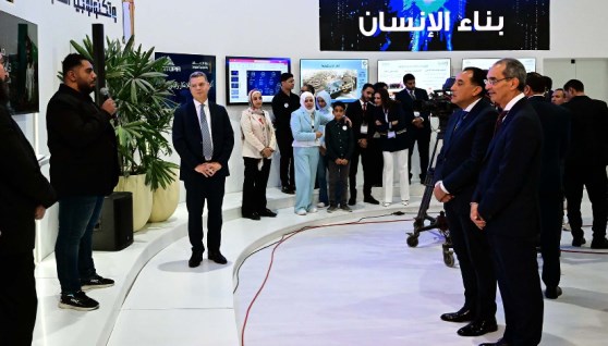 رئيس الوزراء يناقش خريجي مبادرات وزارة الاتصالات وأصحاب الشركات الناشئة حول مشروعاتهم