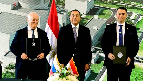 جانب من حفل التوقيع