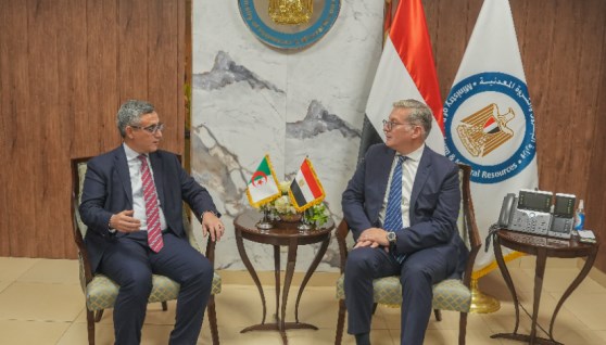 وزير البترول خلال لقائه سفير الجزائر 