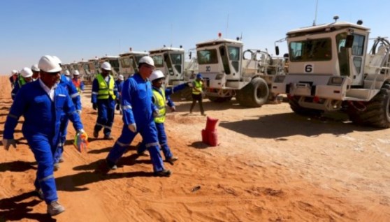 وزير البترول خلال تفقده لمشروع المسح السيزمي- أرشيفية