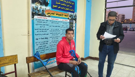 شاب يدلي بصوته على عكاز