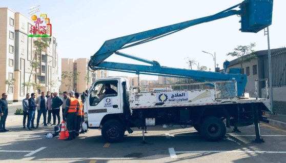 اصطفافًا لمعدات شركة التشغيل والصيانة لشبكة الإنارة