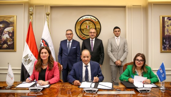 جانب من التوقيع