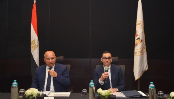 المهندس حسن الخطيب وزير الاستثمار والفريق كامل الوزير نائب رئيس مجلس الوزراء أثناء الاجتماع