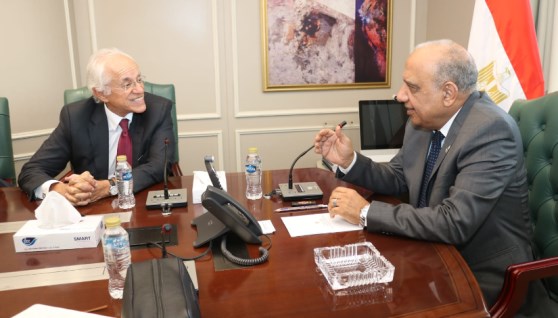 وزير الكهرباء مع ديمتريس كوبولوزيسرئيس مجموعة شركات كوبولوزيس اليونانية