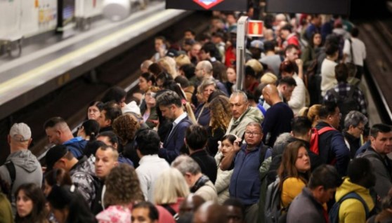 تكدس المواطنين في مترو فرنسا بعد انقطاع الكهرباء