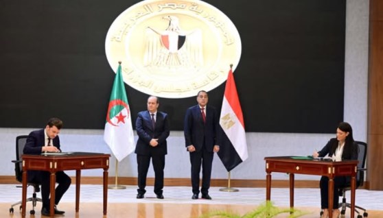 جانب من التوقيع