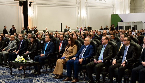 رئيس الوزراء وعدد من الوزراء في المؤتمر