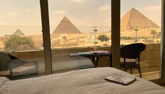 غرفة فندقية أمام الأهرامات 