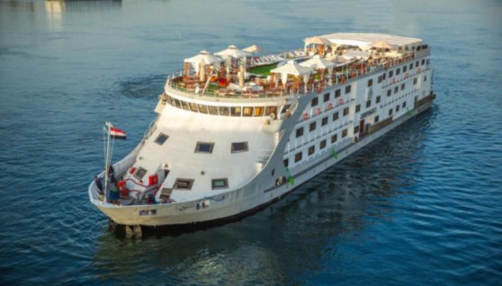 الفنادق العائمة