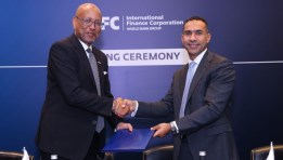 جانب من التوقيع