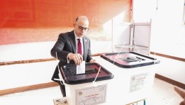 الدكتور محمد فريد- رئيس الرقابة المالية أثناء الإدلاء بصوته