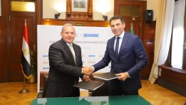 جانب من التوقيع