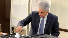 وزير السياحة يدلي بصوته 