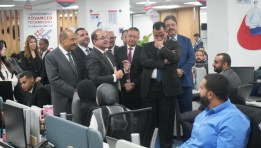 وزير المالية خلال رئاسته لمجلس إدارة «إي تاكس»