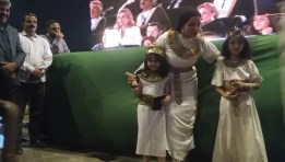 "بالزي الفرعوني" .. أسرة مصرية تحتفي  بافتتاح المتحف المصري