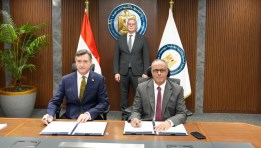 جانب من توقيع الاتفاقية بين هيئة البترول وإيني الإيطالية 