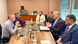 وزير البترول خلال اللقاء 