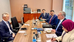 وزير البترول خلال مباحثاته 