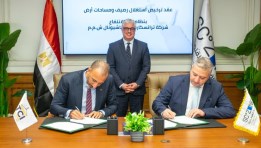 جانب من توقيع الاتفاق التابع لقناة السويس