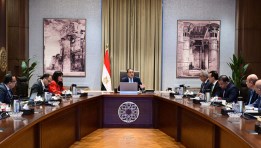 رئيس الوزراء خلال اجتماعه اليوم لمتابعة خطط التطوير والتشجير
