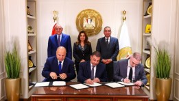 جانب من التوقيع