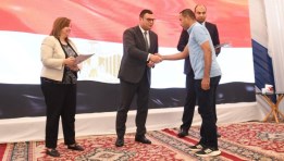 وزير الإسكان حلال تسليم العقود