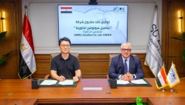 جانب من توقيع العقود